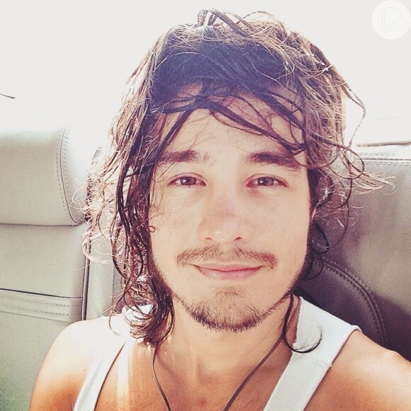 Tiago Iorc comenta sucesso: 'Acham que eu só conseguia pela Isabelle Drummond'