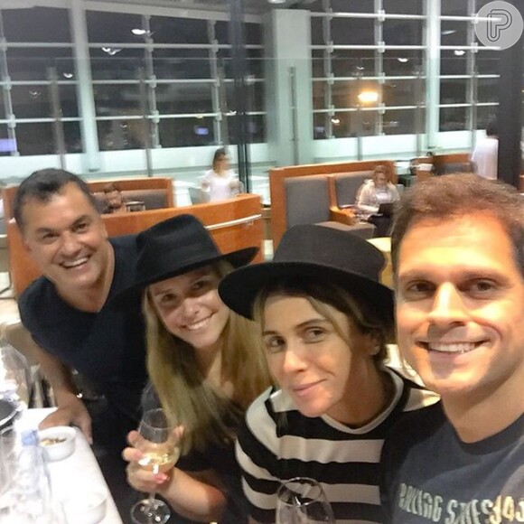 A atriz mostrou que tem curtido a culinária local com o marido, Leonardo Nogueira e um casal de amigos
