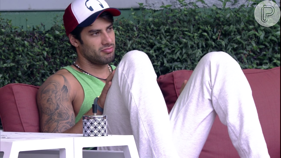 Matheus acha que Renan permanece no 'BBB16', apesar de Ana Paula, que foi expulsa por dar dois tapas no modelo, fazer campanha contra o paulista