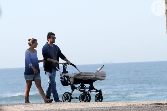 Marcelo Serrado e a mulher, Roberta Fernandes, fazem passeio com os gêmeos Felipe e Guilherme, de 4 meses