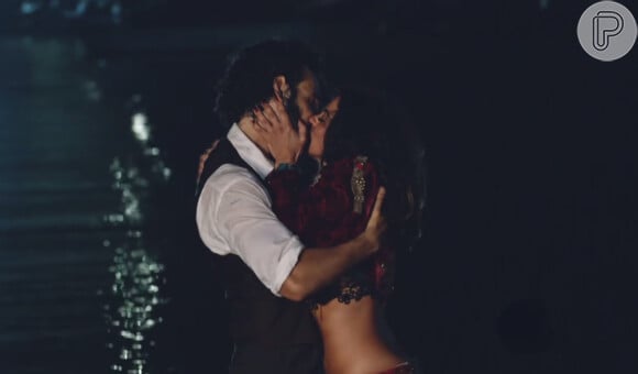 Rodrigo Santoro e Carol Castro ganharam elogios dos internautas pelas cenas no primeiro capítulo da novela 'Velho Chico'