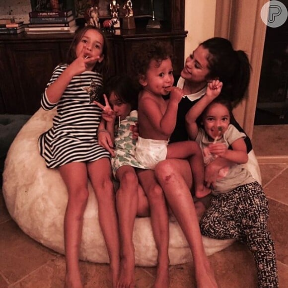Selena Gomez também mostra fotos com crianças em seu Instagram