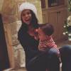 Em outra foto no Instagram, Selena Gomez se diverte com bebê no colo durante o Natal