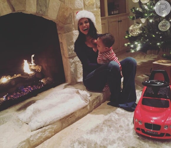 Em outra foto no Instagram, Selena Gomez se diverte com bebê no colo durante o Natal