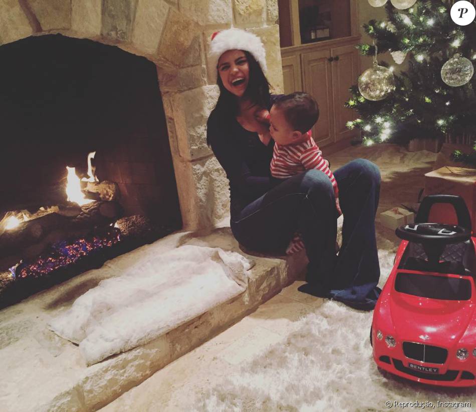 Em Outra Foto No Instagram Selena Gomez Se Diverte Com Bebe No Colo Durante O Natal Purepeople
