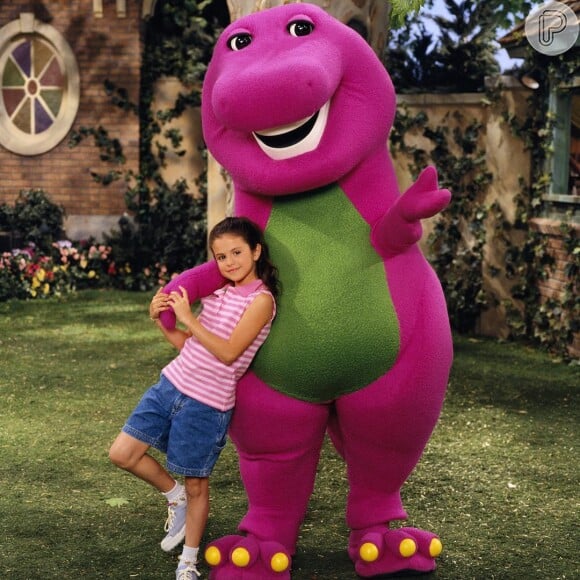 Além de fotos atuais, Selena Gomez exibe fotos antigas de sua infância no Instagram, como uma na qual aparece no programa 'Barney e seus Amigos', que a lançou na carreira artística