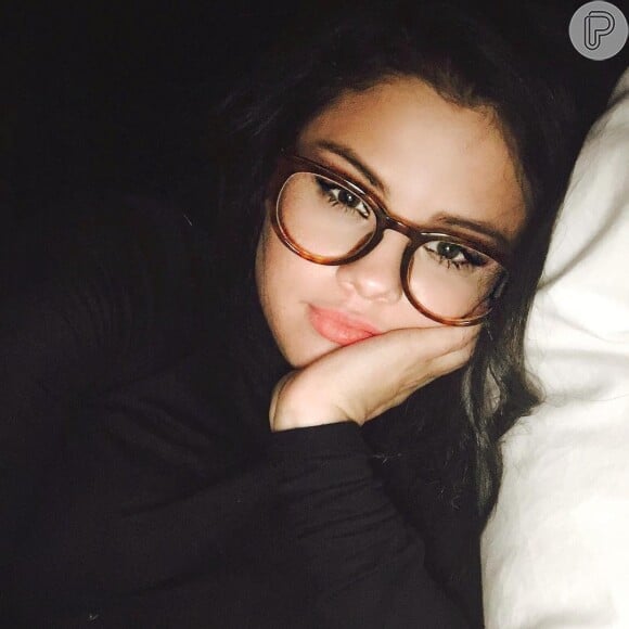 Selena Gomez mostra um pouco do seu dia a dia com selfies em seu Instagram
