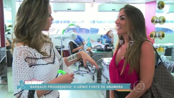 Ana Paula leva tapinha no bumbum em estreia como repórter do 'Vídeo Show'