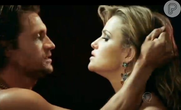 Já em 'Pecado Mortal', Nanda Ziegler protagoniza cenas quentes com Vitor Hugo na pele da stripper Xuxu