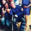 Fabio Assunção retomou as gravações da novela 'Totalmente Demais' e posou para fotos sentado numa cadeira de rodas ao lado do elenco. 'Meu ambiente de trabalho', escreveu o ator