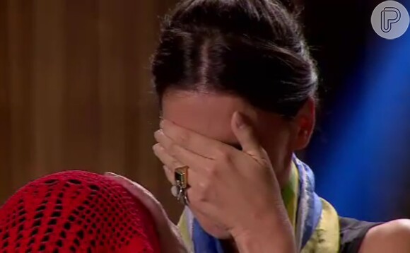 Paola Carosella se emocionou ao ganhar um véu representando a bandeira do Brasil na estreia da terceira temporada do 'MasterChef Brasil': 'Você não sabe como isso é importante para mim'