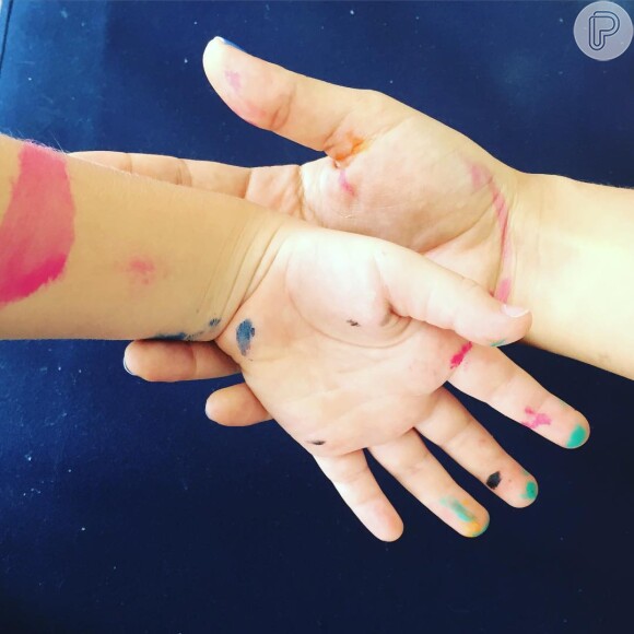 Em outra foto postada no Instagram, a namorada de Fábio Assunção, Pally Siqueira, mostra uma das mãos da filha do ator, Ella Felipa