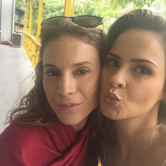 Dona de um quadro no 'Vídeo Show', Ana Paula Renault posou com Maíra Charken, nova apresentadora da atração