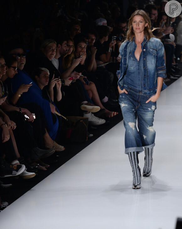 Gisele Bündchen usou pantacourt jeans com botas durante desfile da Colcci