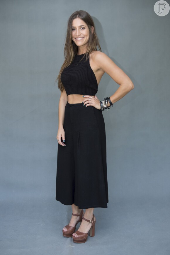 A calça pantacourt preta é peça-chave no guarda-roupa da atriz Maria Joana