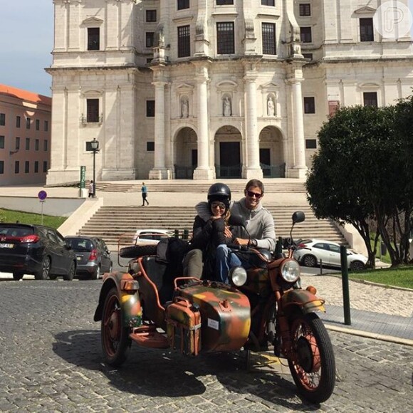 Giovanna Antonelli e o marido, Leonardo Nogueira, embarcaram para Portugal logo após o final da novela 'A Regra do Jogo'