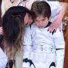 Depois de ganhar beijos da mãe, Luciana Gimenez, Lorenzo posou ao lado de outros personagens da saga 'Star Wars', tema de sua festa de aniversário de 5 anos