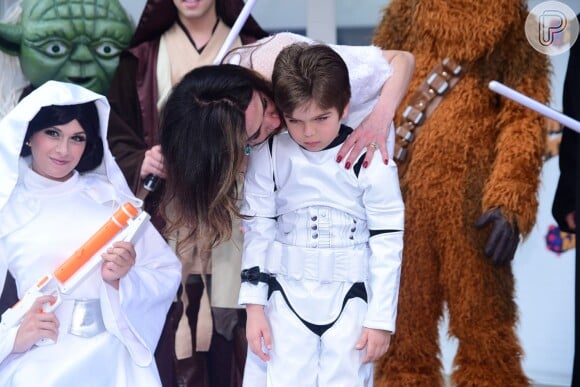 Depois de ganhar beijos da mãe, Luciana Gimenez, Lorenzo posou ao lado de outros personagens da saga 'Star Wars', tema de sua festa de aniversário de 5 anos