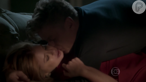 Arthur (Fábio Assunção) tentou transar com Eliza (Marina Ruy Barbosa), que não gostou e empurrou ele