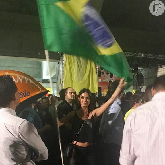 Bruna Marquezine foi acompanhada de Thaila Ayala em manifestação contra o governo Dilma Rousseff