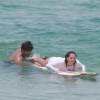 Deborah Secco teve aulas de surfe com o marido, Hugo Moura, em praia do Rio de Janeiro