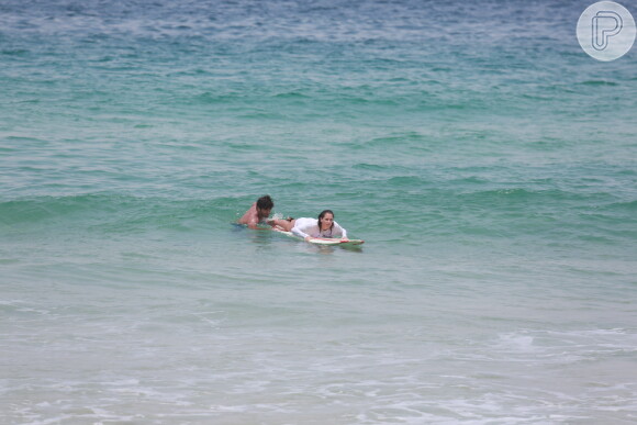 Deborah Secco teve aulas de surfe com o marido, Hugo Moura, em praia do Rio de Janeiro