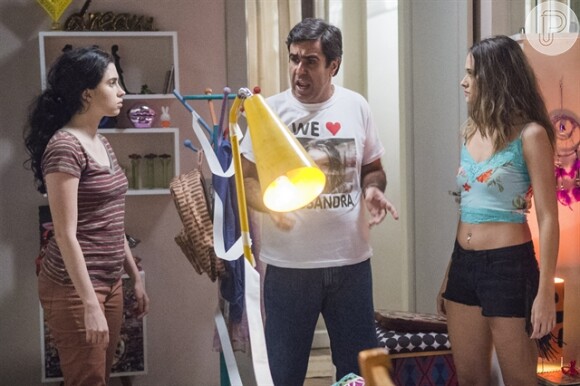 Radiante, Hugo (Orã Figueiredo) dá a notícia às filhas Cassandra e Débora (Olívia Torres) em 'Totalmente Demais'