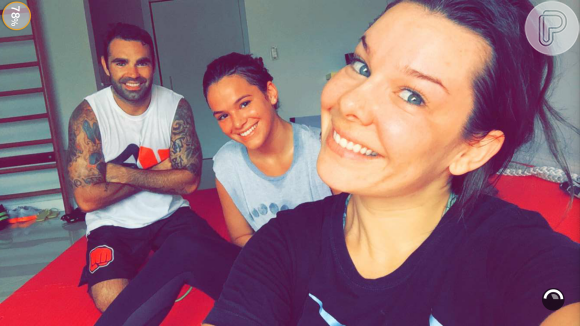 Bruna Marquezine e Fernanda Souza registram no Snapchat uma foto pós-treino de Muay Thai