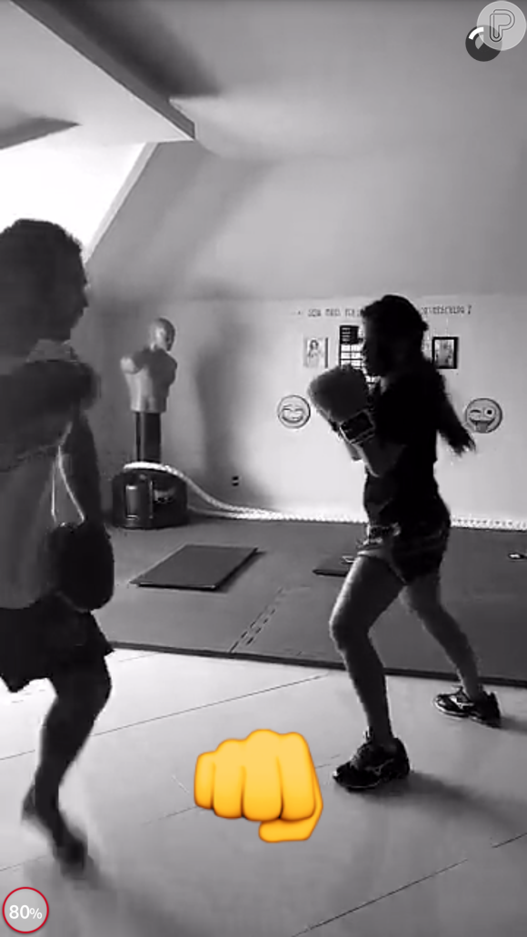 Bruna Marquezine filma Fernanda Souza durante os treinos de Muay Thai