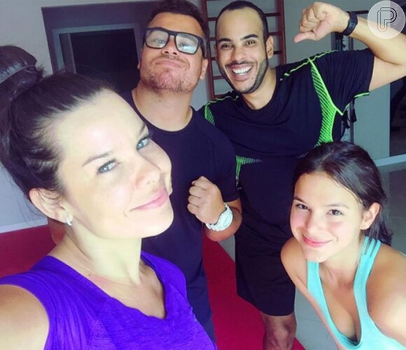 Bruna Marquezine e Fernanda Souza posam para foto com seu professor de Muay Thai e Hugo Gloss