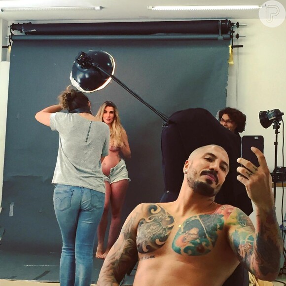 Aline Gotschalg fez topless em ensaio com Fernando Medeiros