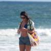 Carol Castro, destaque em 'Velho Chico', usa biquíni comportado ao ir a praia nesta sexta-feira, dia 18 de março de 2016
