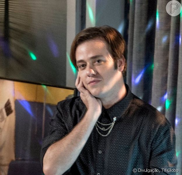 Na novela 'Totalmente Demais', Max (Pablo Sanábio) apresenta Adele (Jessica Ellen) aos pais como sua namorada, para esconder que é gay, e descobre que é filho de racistas
