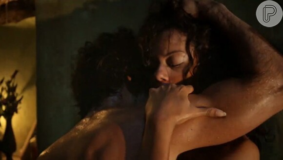 Leonor (Marina Nery) tem sua primeira noite de amor com Afrânio (Rodrigo Santoro), na novela 'Velho Chico'