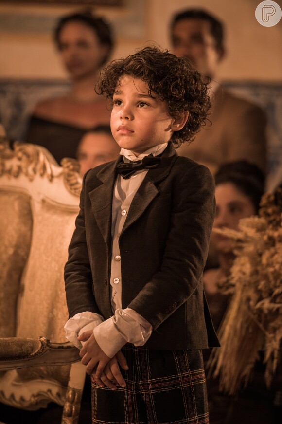 Martim (David Caetano) é o filho caçula de Leonor (Marina Nery) e Afrânio (Rodrigo Santoro), na novela 'Velho Chico'