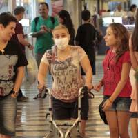 Claudia Rodrigues usa andador em passeio por shopping após transplante. Fotos!