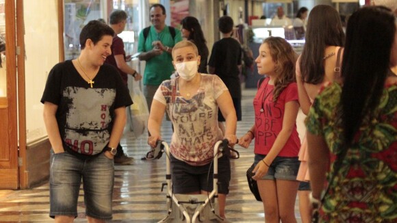 Claudia Rodrigues usa andador em passeio por shopping após transplante. Fotos!