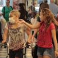 Claudia Rodrigues recebeu a atenção da filha,   Isa Hieatt, de 13 anos, durante seu passeio por shopping 