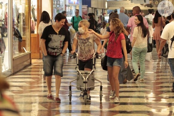 Claudia Rodrigues recebeu a atenção da filha,  Isa Hieatt, de 13 anos, durante seu passeio por shopping