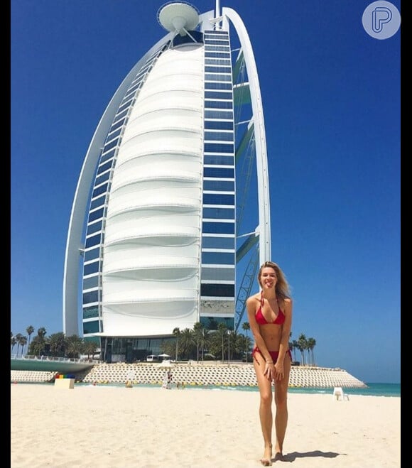 Fiorella Mattheis posa em frente ao Khalifa, edifício que se tornou símbolo de Dubai