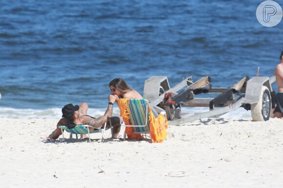 Lucas Lucco e a estudante Mariana Queiroz trocaram carinhos na praia da Barra da Tijuca neste sábado, 19 de março de 2016