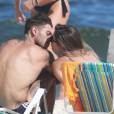 Lucas Lucco e a estudante Mariana Queiroz trocaram beijos enquanto curtiam a praia da Barra da Tijuca