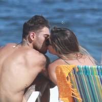 Lucas Lucco beija a estudante Mariana Queiroz, de 19 anos, em praia. Fotos!