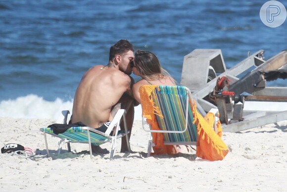 Lucas Lucco e a estudante Mariana Queiroz trocaram beijos na praia da Barra da Tijuca neste sábado, 19 de março de 2016