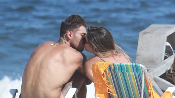 Lucas Lucco beija a estudante Mariana Queiroz, de 19 anos, em praia. Fotos!