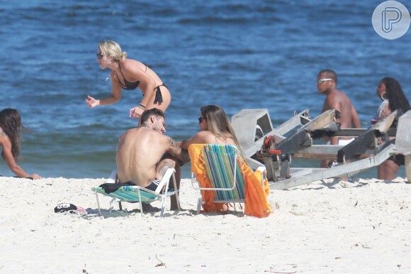 Lucas Lucco e a estudante Mariana Queiroz trocaram carinhos na praia da Barra da Tijuca neste sábado, 19 de março de 2016