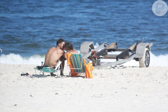 Lucas Lucco e a estudante Mariana Queiroz trocaram beijos na praia da Barra da Tijuca neste sábado, 19 de março de 2016