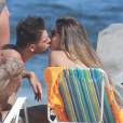 Lucas Lucco e a estudante Mariana Queiroz trocaram beijos na praia da Barra da Tijuca neste sábado, 19 de março de 2016