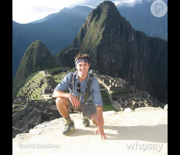 Zac Efron posa pela primeira vez após deixar a reabilitação por conta de seu vício em cocaína. O ator viajou com o o pai para o Peru, e aparece sorridente com as ruínas de Machu Picchu ao fundo