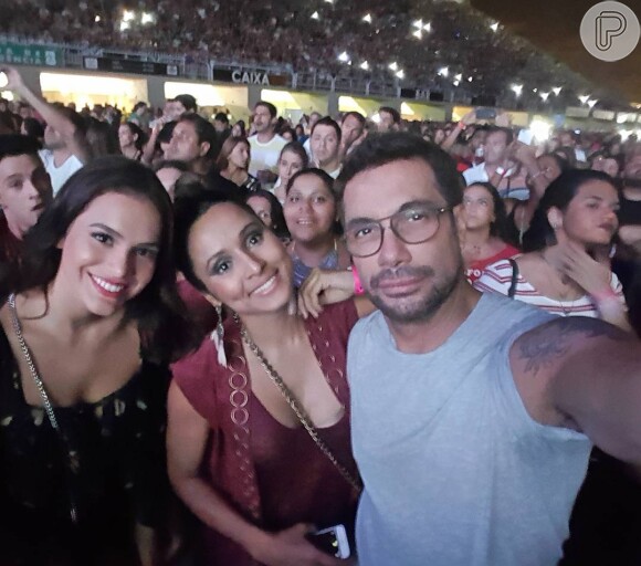 Bruna Marquezine e Thaíssa Carvalho curtem show do Maroon 5 no Rio, neste domingo, 20 de março de 2016